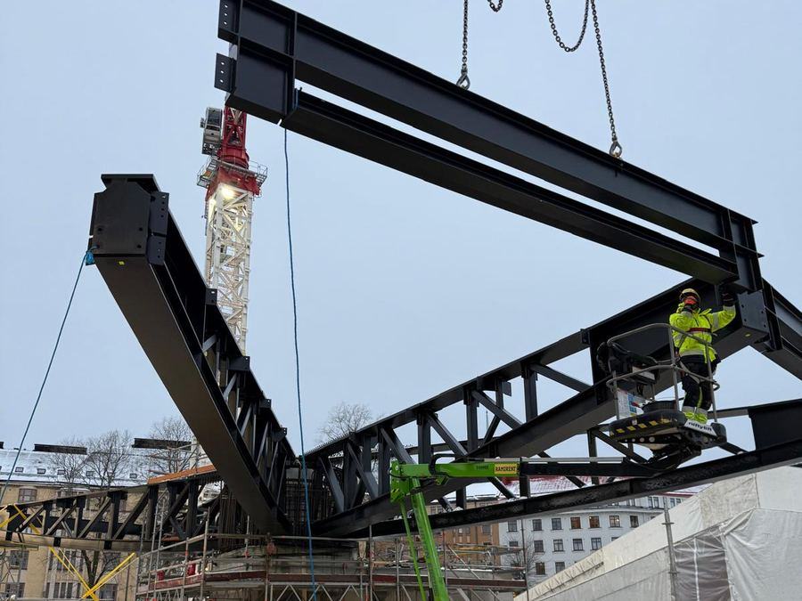 Steel truss lifted into position by crane, Atlas Pavilion