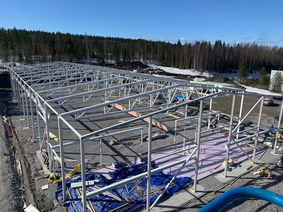 Roof trusses of an industrial building